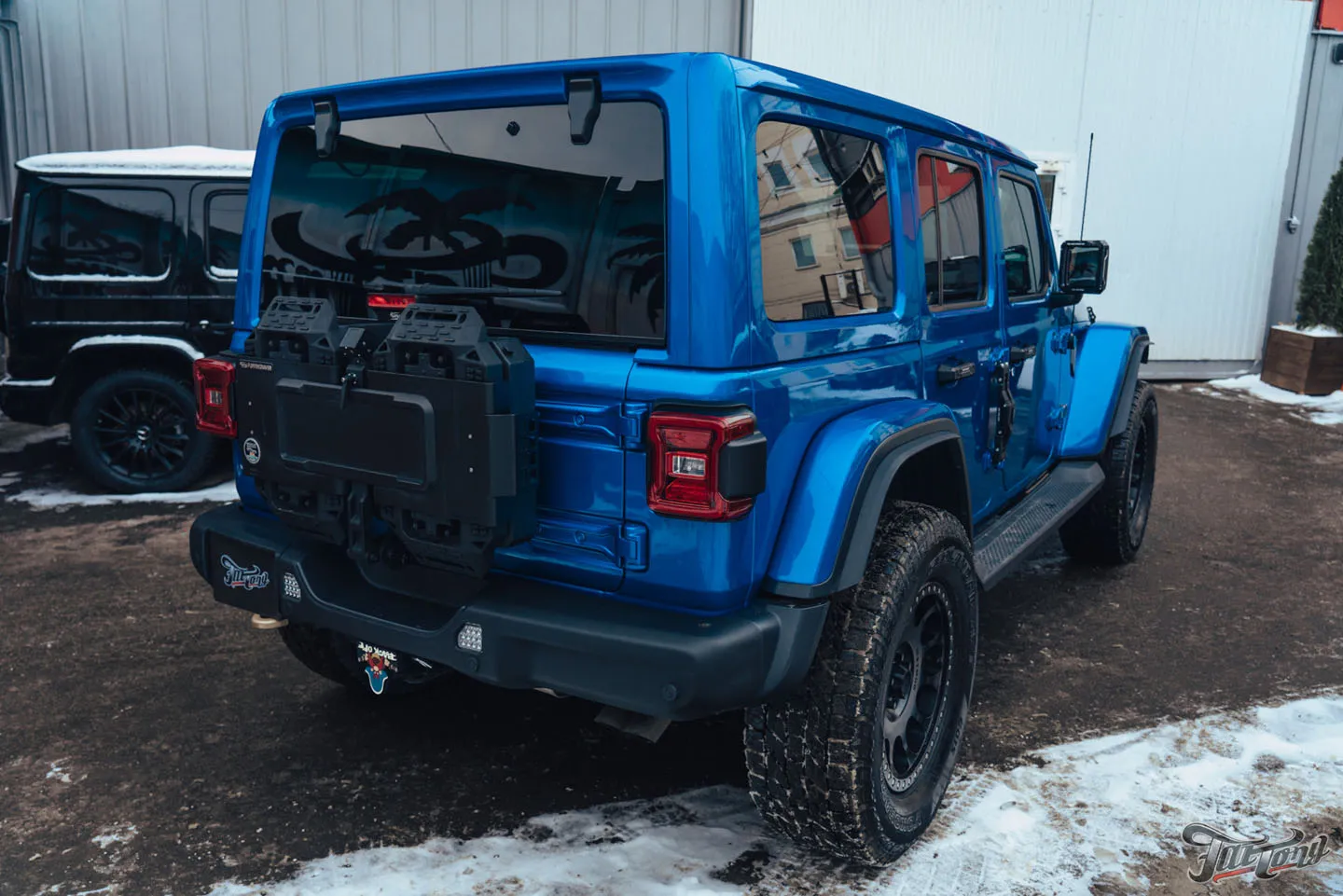 Прокачали Jeep Wrangler Rubicon, часть 2: установка цветных ремней безопасности, доработки по кузову. Как выглядит автомобиль после всех работ?